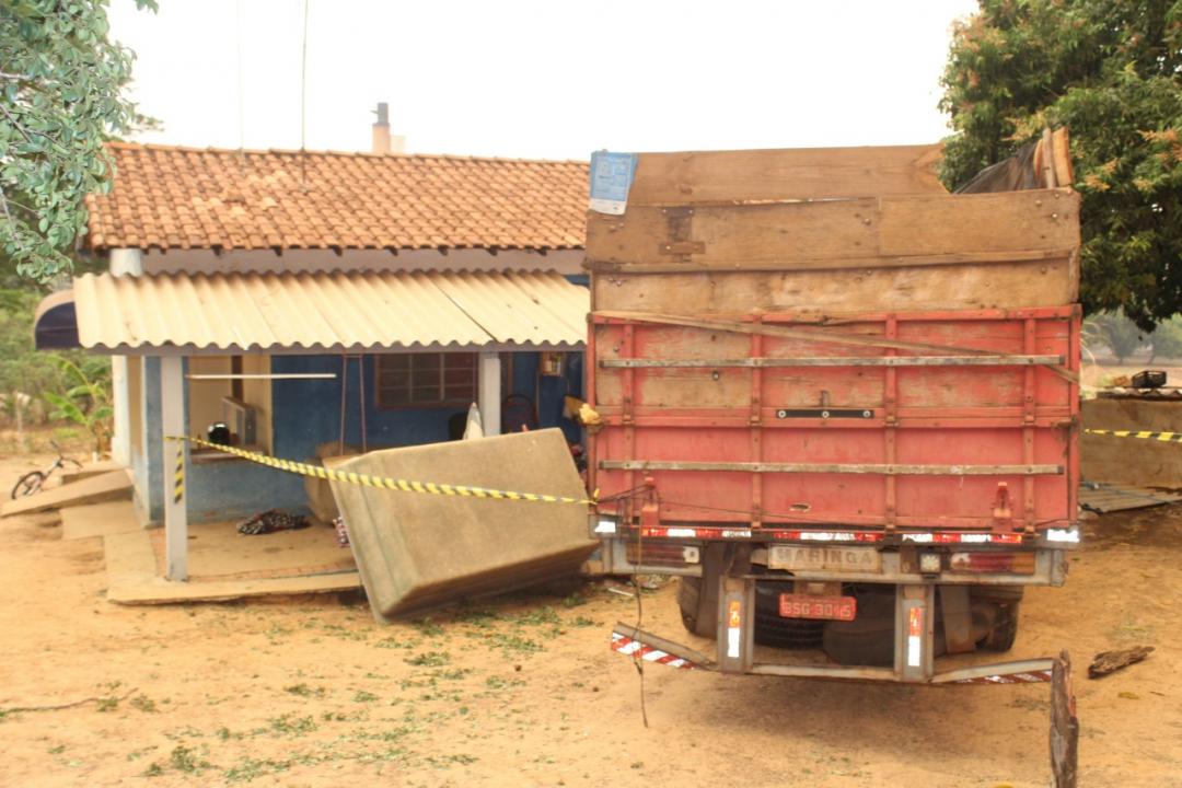 Foto 13 de 14 — Caminhão invade residência, causa estragos e mata cachorrinha